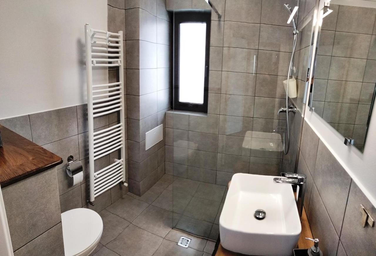Casa Comilor Bed and Breakfast Surdesti  Exterior foto