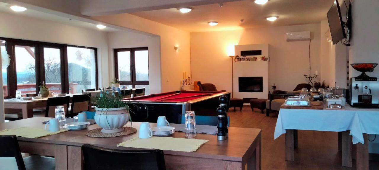 Casa Comilor Bed and Breakfast Surdesti  Exterior foto