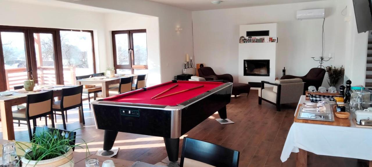Casa Comilor Bed and Breakfast Surdesti  Exterior foto